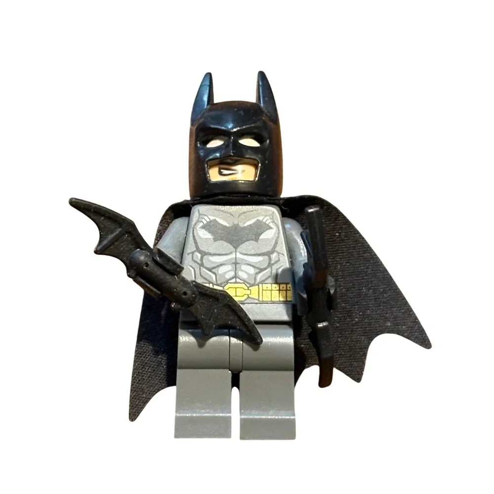 LEGO Batman Minifigure Modern Cowl Black Cape Batarang DC Super Heroes